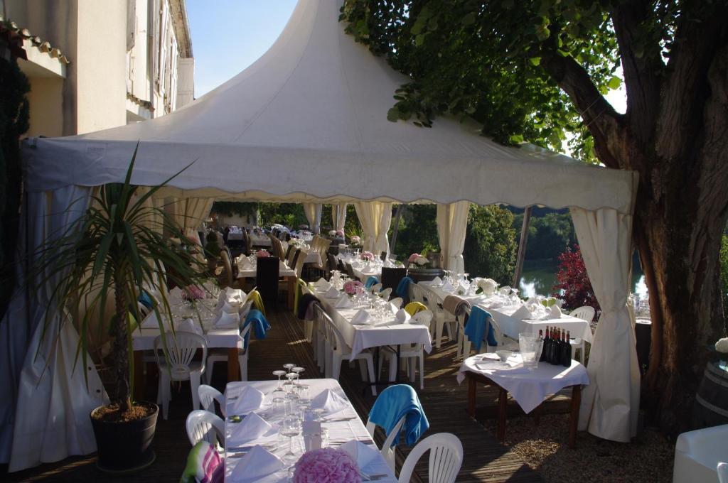 Logis Hotels Domaine Du Chatelard Dirac Eksteriør billede